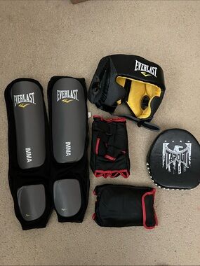 MMA Everlast sparing boxing bundle, shin guards, headgear, grappling gloves mitt